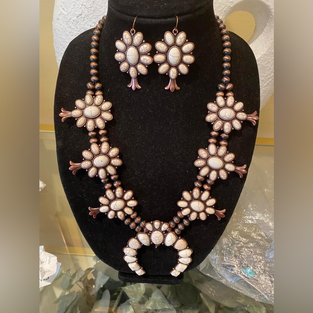 A Beautiful & Bold Off White Faux Turquoise Necklace Set